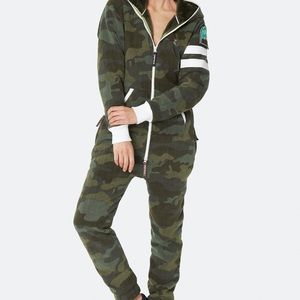 NWT ONEPIECE JUMPSUIT CAMO LIMITED EDITION FROM KARDASHIAN KLOSET MEDIUM UNISEX